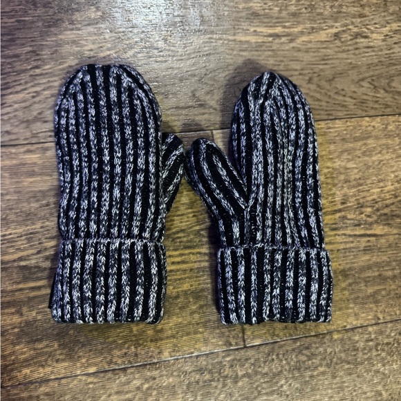 Lululemon Neck Warmer and Mittens - Picture 6 of 8